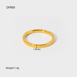 Dettaglio dell'anello in acciaio dorato scanalato da 1,9 mm con specifiche di peso 1,4 g