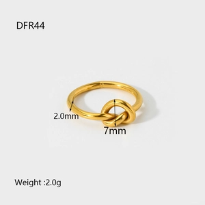 Détail de l'épaisseur de 2,0 mm et hauteur du nœud de 7 mm sur la bague dorée