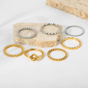 Lot de 7 bagues minimalistes en acier inoxydable doré et argenté avec nœud et perles