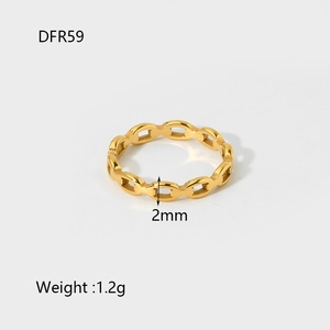 Dettagli dell'anello a catena in acciaio al titanio dorato 18K da 2 mm e 1,2 g