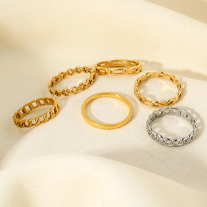 Set di 6 anelli vintage in oro 18K e argento con maglia a catena su seta bianca elegante