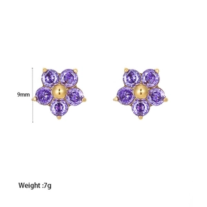 Detailsicht der Blumenstecker mit lila Zirkonia und 9mm Durchmesser Kennzeichnung