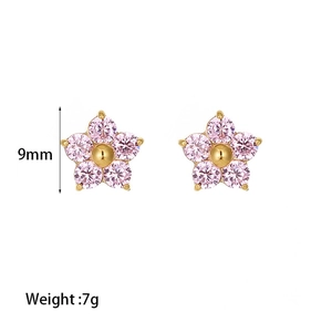 Detailansicht der 9mm rosa Zirkon Blumenohrstecker mit eleganter Goldbeschichtung