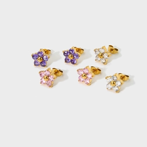 Set mit 6 Paar vergoldeten Blumen-Ohrsteckern mit rosa, lila und weißen Zirkoniasteinen