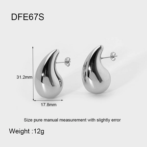 Orecchini a goccia in argento lucido misura 31,2 mm x 17,8 mm dallo stile minimal