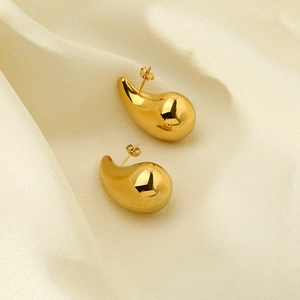 Dettaglio di orecchini a goccia placcati oro 18K con chiusura a farfalla su seta