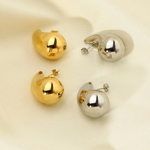 Set di grandi orecchini a goccia d'oro e d'argento con finitura a specchio su seta