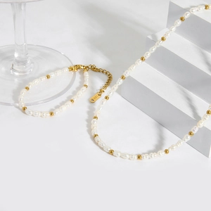 Elegantes Set aus 18K vergoldetem Edelstahl und Süßwasserperlen Halskette und Armband