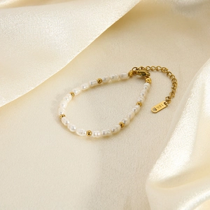 Detailansicht des 18K vergoldeten Verschlusses und der Verlängerungskette am Perlenarmband