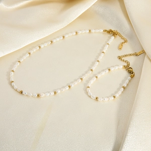 Halskette und Armband Set aus vergoldetem Edelstahl mit weißen Süßwasserperlen