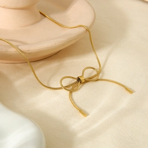 Elegante colgante de lazo bañado en oro de 18K en cadena de serpiente de acero inoxidable