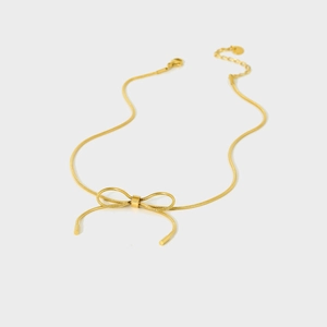 Collar con colgante de lazo en acero inoxidable chapado en oro 18k y cadena de serpiente