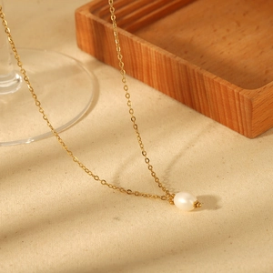 18K gold plated stainless steel necklace featuring a natural freshwater pearl pendant