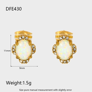 Vue détaillée des boucles d'oreilles en opale plaquées or 18K de 11 mm par 9 mm
