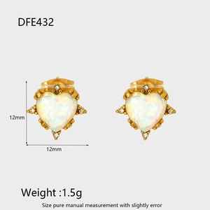 Gros plan de boucles d'oreilles cœur en opale avec placage or 18 carats et cristaux
