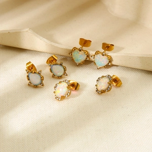 Lot de trois boucles d'oreilles en acier doré 18K avec opale en forme de cœur et goutte