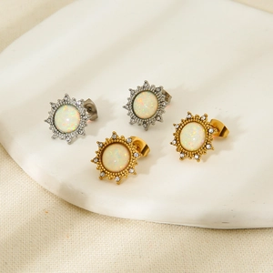 Boucles d'oreilles élégantes plaquées or 18 carats et argent avec opale et cristaux