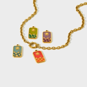 Gouden roestvrijstalen ketting met tarot hanger en kleurrijke emaille zonne charms