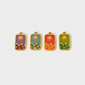 Detail van vier rechthoekige tarot zonnebloem hangers in goud met emaille kleuren