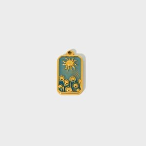 Detailopname van een gouden tarot zonnebloem hanger met blauw emaille decoratie