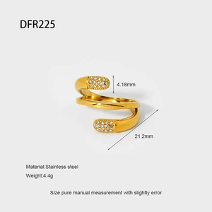 Dettaglio dell'anello multistrato in acciaio inossidabile placcato oro 18K con zirconi