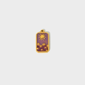 Gouden tarot rechthoekige hanger met paars emaille, zon en bloemen op lichtgrijze achtergrond