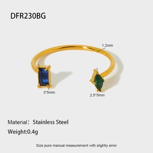 Vue macro d'une bague en acier doré avec pierre rectangulaire bleue et pierre verte