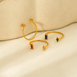 Vue détaillée de trois bagues en acier plaqué or 18K avec des zircons multicolores