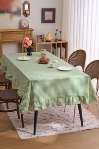 Détail de la nappe à carreaux verts avec bordure élégante à volants froncés