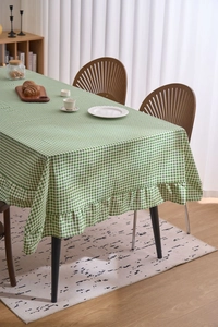Détail de la nappe vintage française à carreaux verts et blancs avec bords volantés