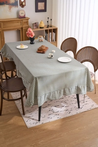 Détail de la nappe à carreaux verts et blancs avec bord à volants décoratif pour la table