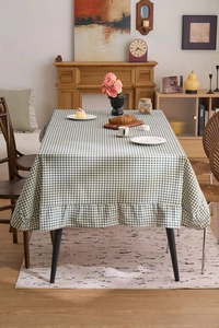 Détail de la nappe à carreaux verts avec des bords à volants délicats et texture de tissu