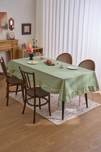Vue détaillée d'une nappe vintage française à carreaux verts et blancs avec volants