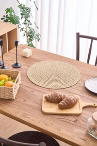 Makro-Detail des gewebten Tischsets auf Holztisch mit warmem Wohn-Lifestyle-Dekor