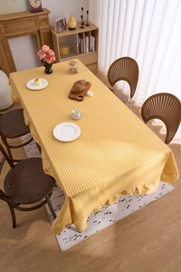 Détail de nappe vintage française à carreaux jaunes avec élégante bordure à volants