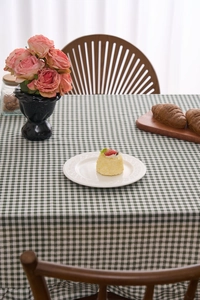 Vue de dessus d'une nappe vintage française à carreaux verts et blancs avec volants