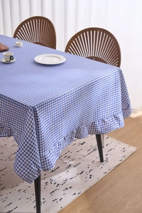 Détail de la nappe vintage française à carreaux vichy bleus et bordure à volants