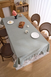 Détail de la nappe à carreaux verts et blancs avec des bords à volants élégants