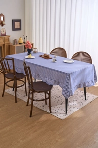 Vue détaillée d'une nappe à carreaux bleus et blancs avec d'élégants bords à volants