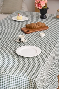 Détail de nappe à carreaux verts et blancs avec bord à volants et texture de tissu élégante