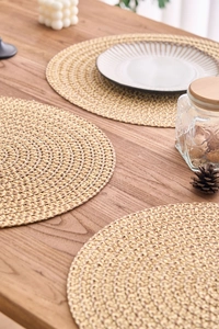 Detail von runden geflochtenen Tischsets aus Natur-Sisal mit hitzebeständiger Textur