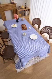 Vue détaillée de la nappe à carreaux bleus et blancs avec des bords à volants