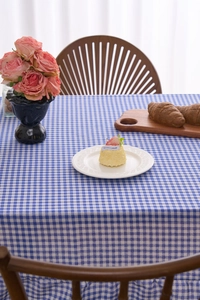 Détail de la nappe à carreaux bleus et blancs vintage français avec bords volantés