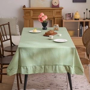 Nappe à carreaux verts et blancs avec d'élégants bords à volants pour la salle à manger