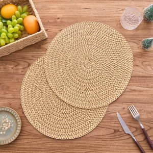 Detail von runden geflochtenen Tischsets mit hitzebeständiger Struktur in Beige und Braun