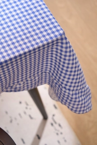 Détail de nappe à carreaux bleus et blancs avec volants souples et texture de tissu drapé