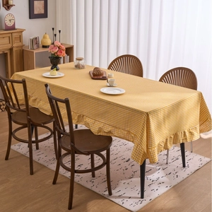 Nappe vintage française à carreaux jaunes et blancs avec bordure à volants élégante