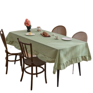 Nappe vintage française à carreaux verts avec des bords à volants élégants pour table