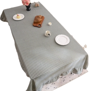 Nappe vintage française à carreaux verts avec des bords décoratifs à volants élégants