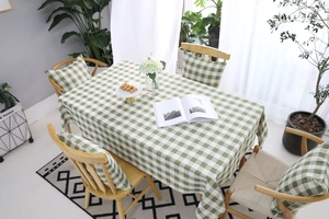 Detalle de mantel a cuadros verdes y blancos con cojines de silla a juego de estilo rústico